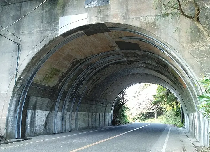 隧道・橋梁補修工事の画像